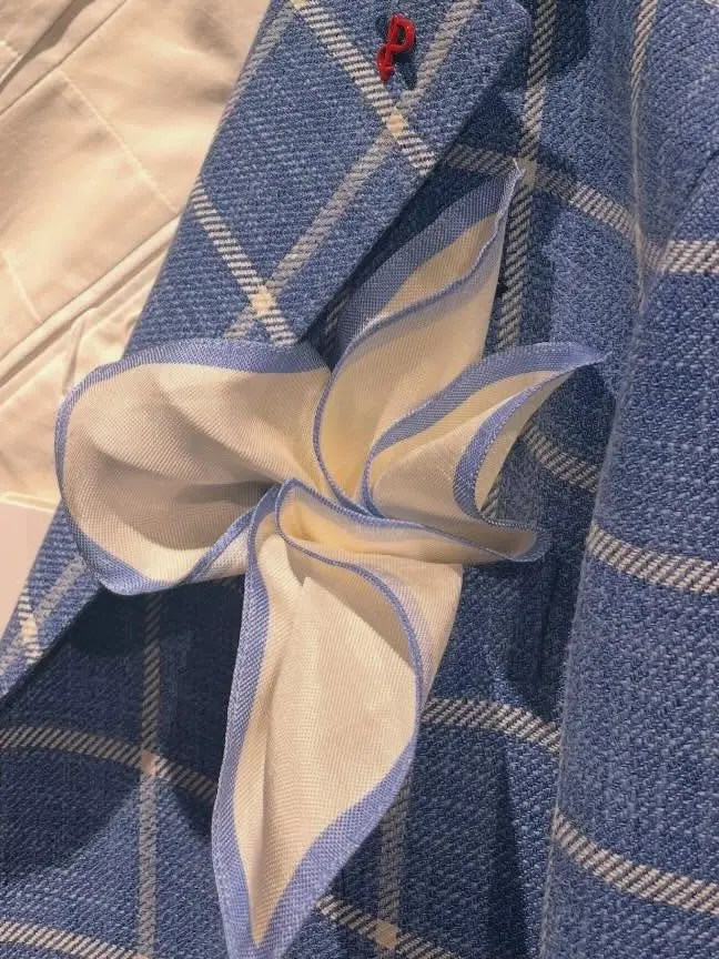 Pochette bianca bordata azzurro